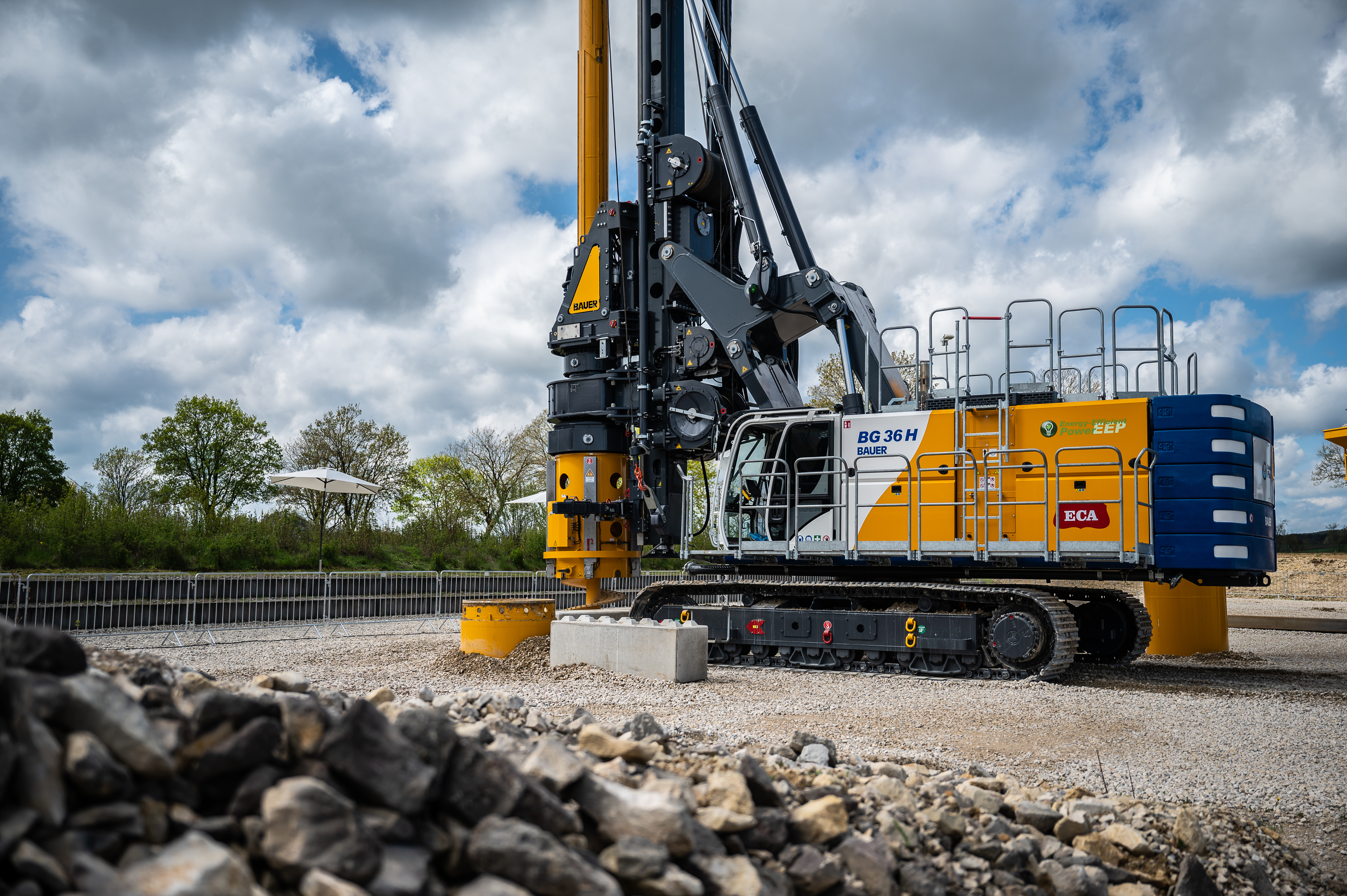 The multifunctional BG 36 H Bauer drilling rig on a BS 95 base carrier 