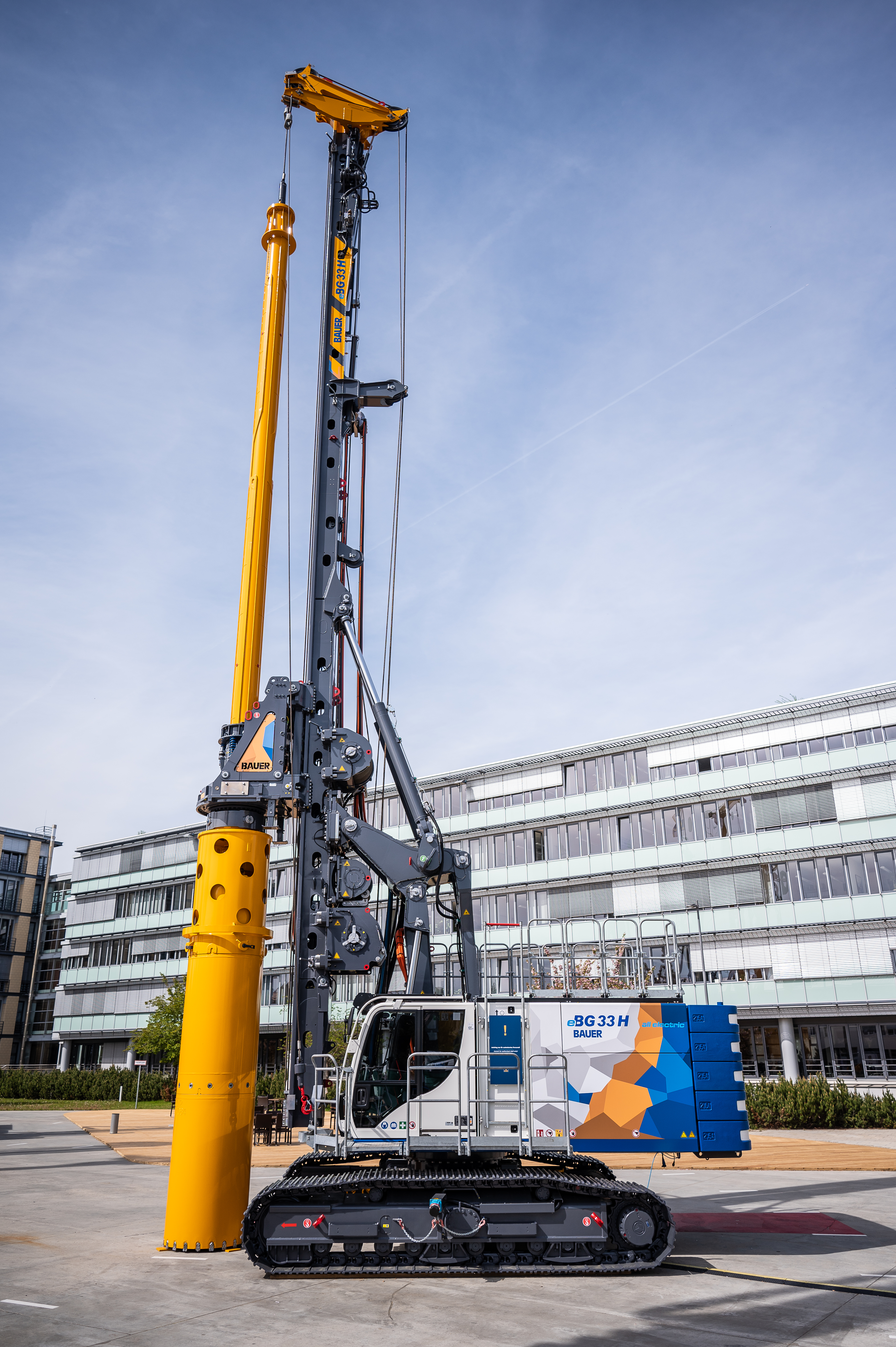 The multifunctional Bauer drilling rig eBG 33 all electric has a maximum system capacity of 420 kW. 