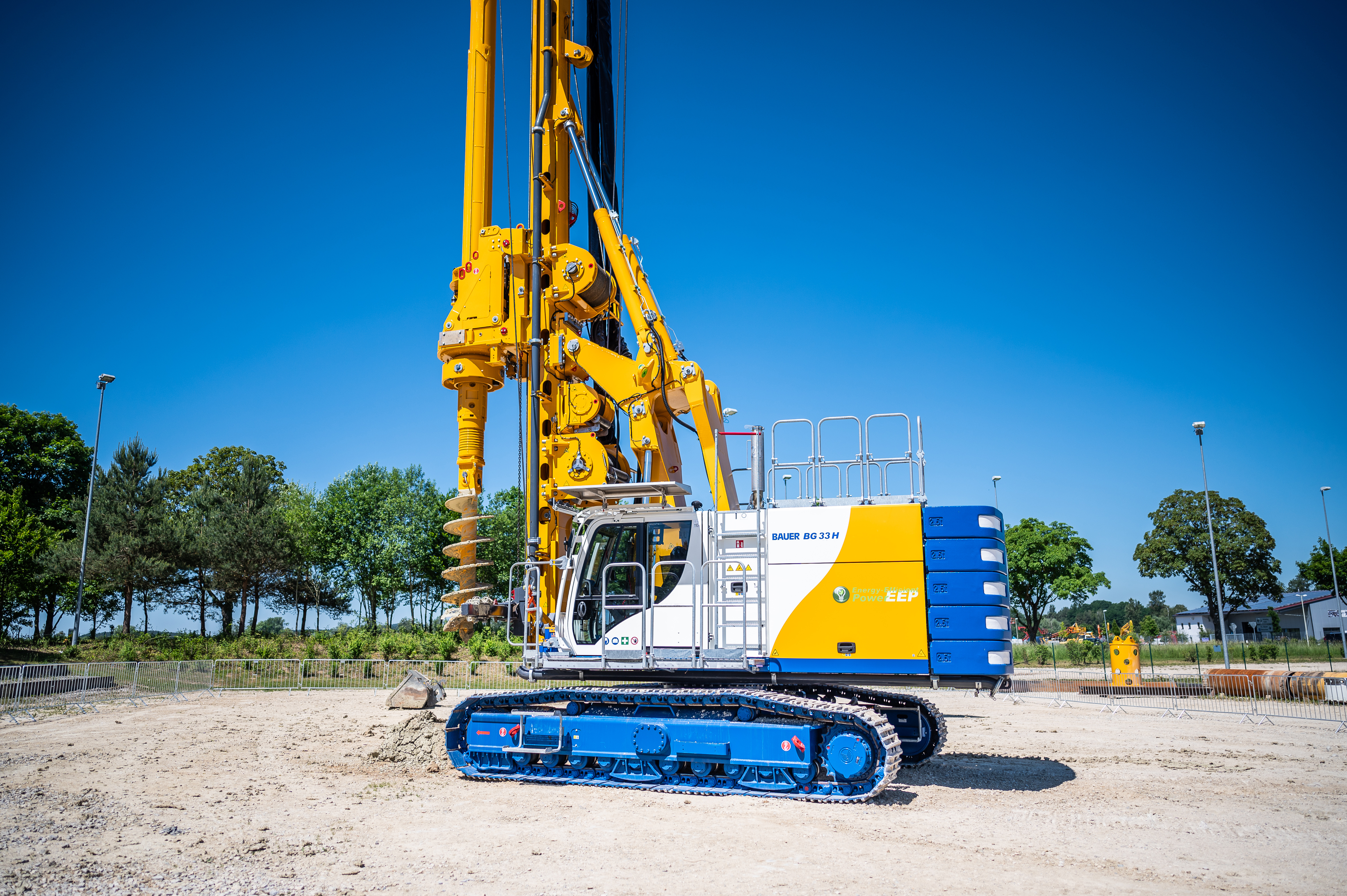Bauer drilling rigs with H-kinematics are characterized by short loading and setup times.