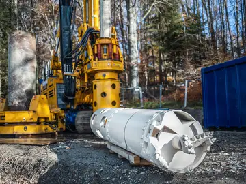 A specially developed KBF-K drilling bucket with guide casing was used for the project.