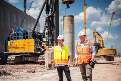 From left to right: Andreas Beier (project manager and construction representative, Aschaffenburg Waterways Construction Office) and Andreas Hertenberger (project manager, BAUER Spezialtiefbau GmbH)